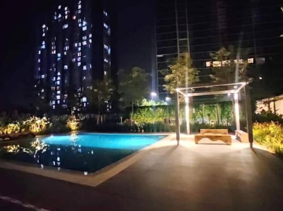 1-7px Bayuemas Staycation Family Lovely Netflix Apartment *