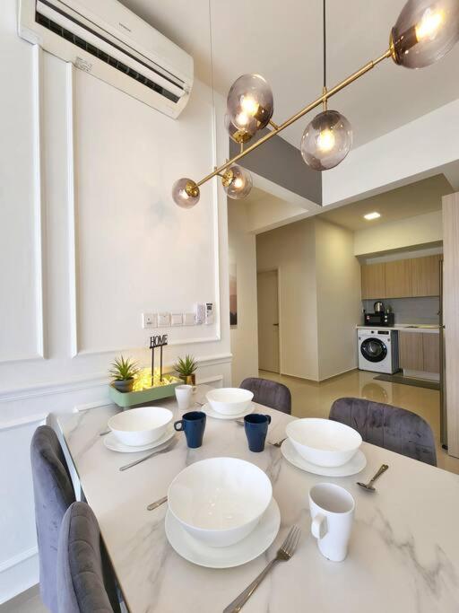 1-7px Bayuemas Staycation Family Lovely Netflix * Klang