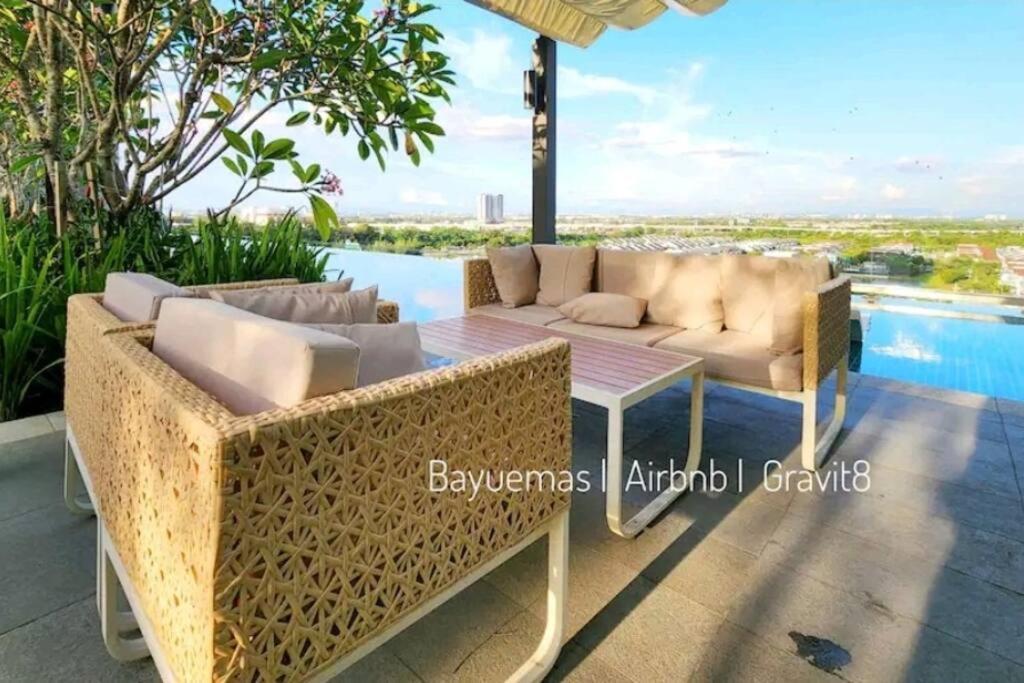 1-7px Bayuemas Staycation Family Lovely Netflix *