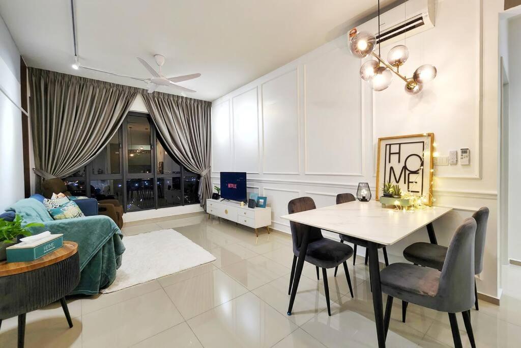 1-7px Bayuemas Staycation Family Lovely Netflix * Klang