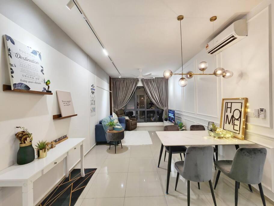 Apartment 1-7px Bayuemas Staycation Family Lovely Netflix