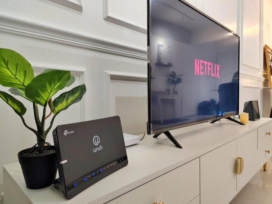 1-7px Bayuemas Staycation Family Lovely Netflix *