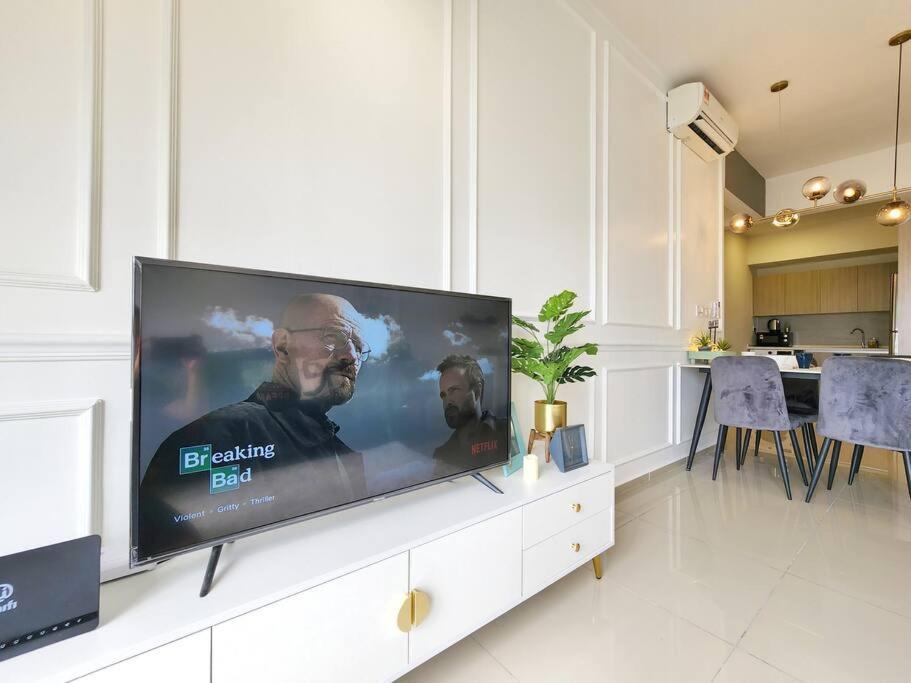 1-7px Bayuemas Staycation Family Lovely Netflix * Klang
